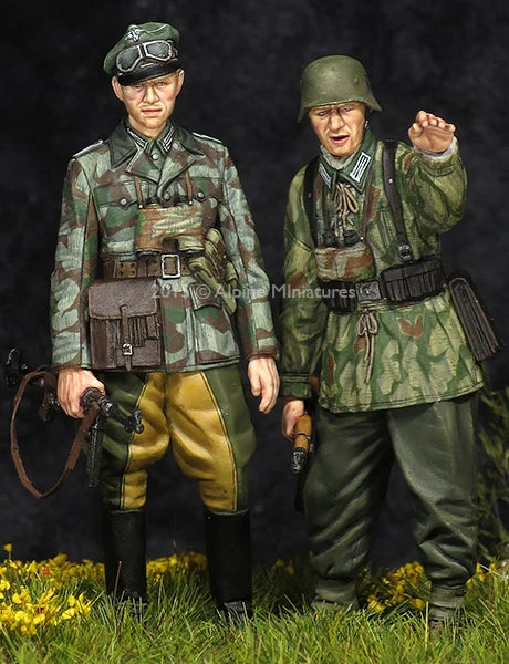 1/35 WWII German Officer with Combat Squad, 4 Figures, Resin Model Figure Kit, Unassembled and Unpainted