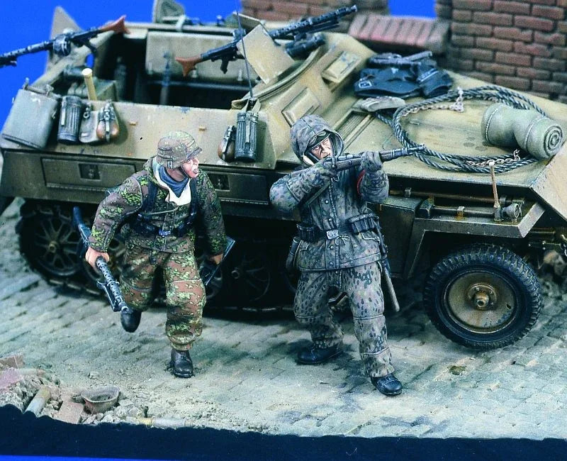 1/35 WWII Infantry at Desert Tactical Vehicle, 4 Figures, Resin Model Figure Kit, Unassembled and Unpainted