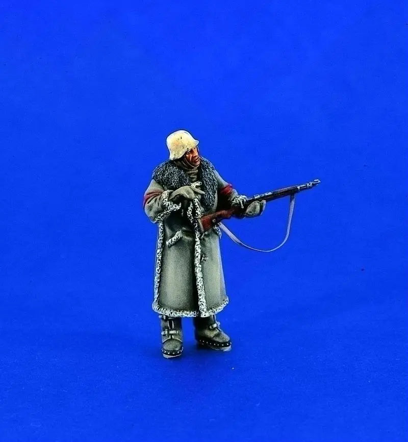 1/35 WWII Soviet Soldier Winter Greatcoat, Resin Model Figure Kit, Unassembled and Unpainted
