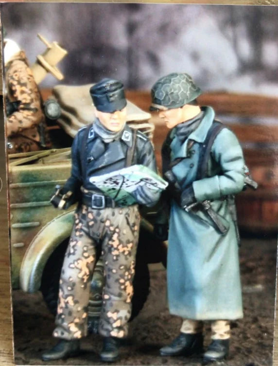 1/35 WWII German Infantryman in Splinter Camouflage, Resin Model Figure Kit, Unassembled and Unpainted