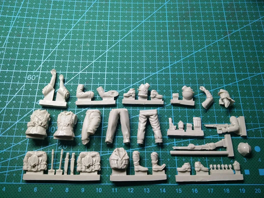 1/35 WWII US Marines & Japanese POW, 4 Figures, Resin Model Figure Kit, Unassembled and Unpainted