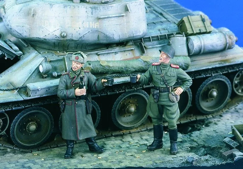 1/35 WWII Soviet Tank Officers Conferring, 3 Figures, Resin Model Figure Kit, Unassembled and Unpainted