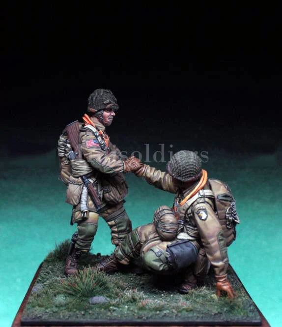 1/35 WWII US Paratroopers Assisting Wounded, 2 Figures, Resin Model Figure Kit, Unassembled and Unpainted