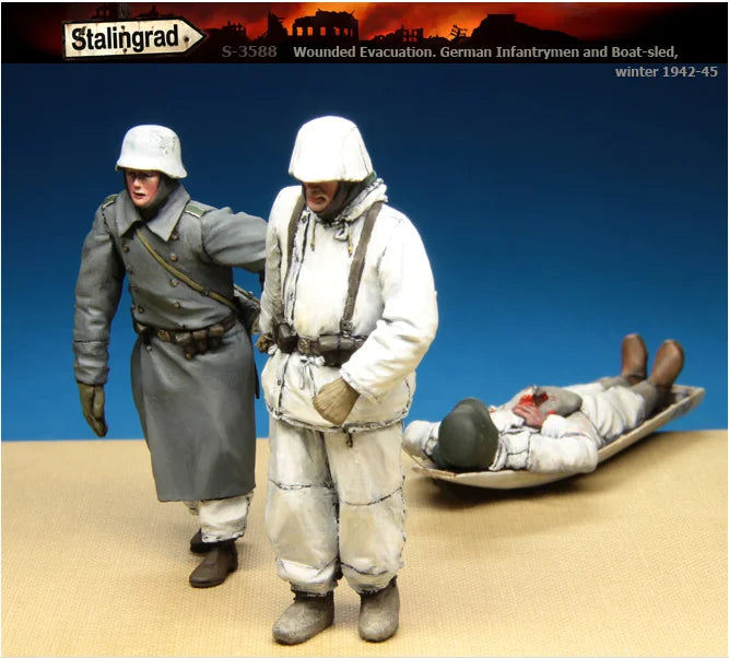 1/35 WWII German Stalingrad Winter Evacuation, 3 Figures, Resin Model Figure Kit, Unassembled and Unpainted