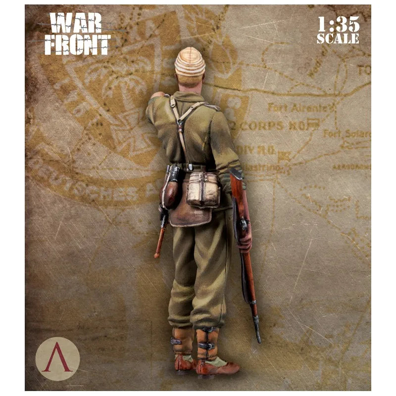 1/35 WWII German Soldier Pointing Forward, Resin Model Figure Kit, Unassembled and Unpainted