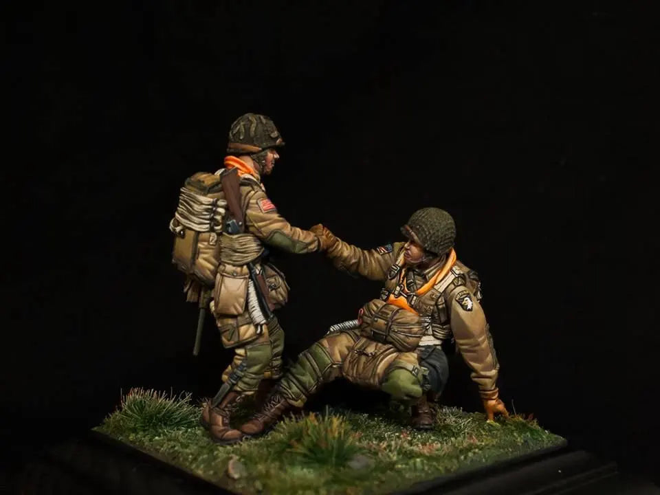 1/35 WWII US Paratroopers Assisting Wounded, 2 Figures, Resin Model Figure Kit, Unassembled and Unpainted
