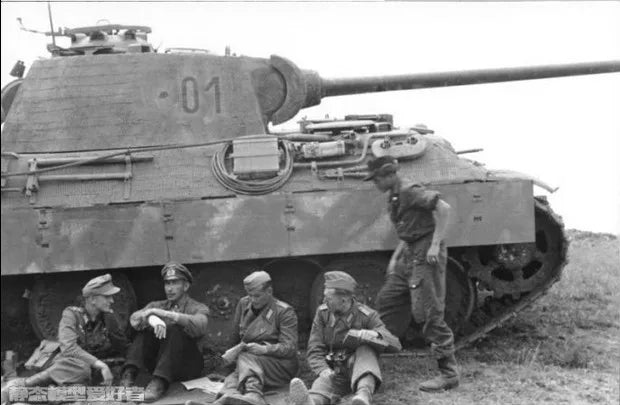 1/35 WWII German Panzer Tank with Crew, 4 Figures, Resin Model Vehicle Kit, Unassembled and Unpainted