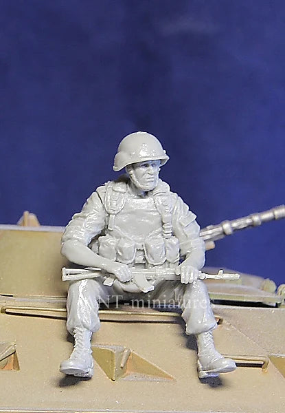 1/35 Modern Russian Soldier Seated in Vehicle, Resin Model Figure Kit, Unassembled and Unpainted