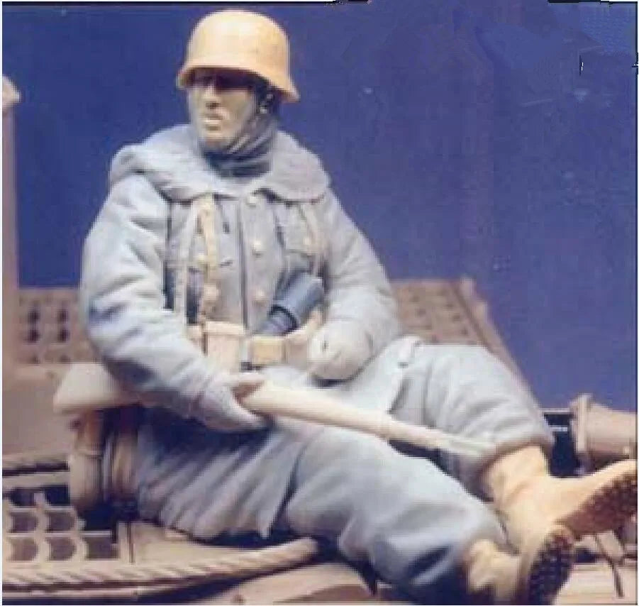 1/16 WWII German Infantry Resting with Rifle, Resin Model Figure Kit, Unassembled and Unpainted