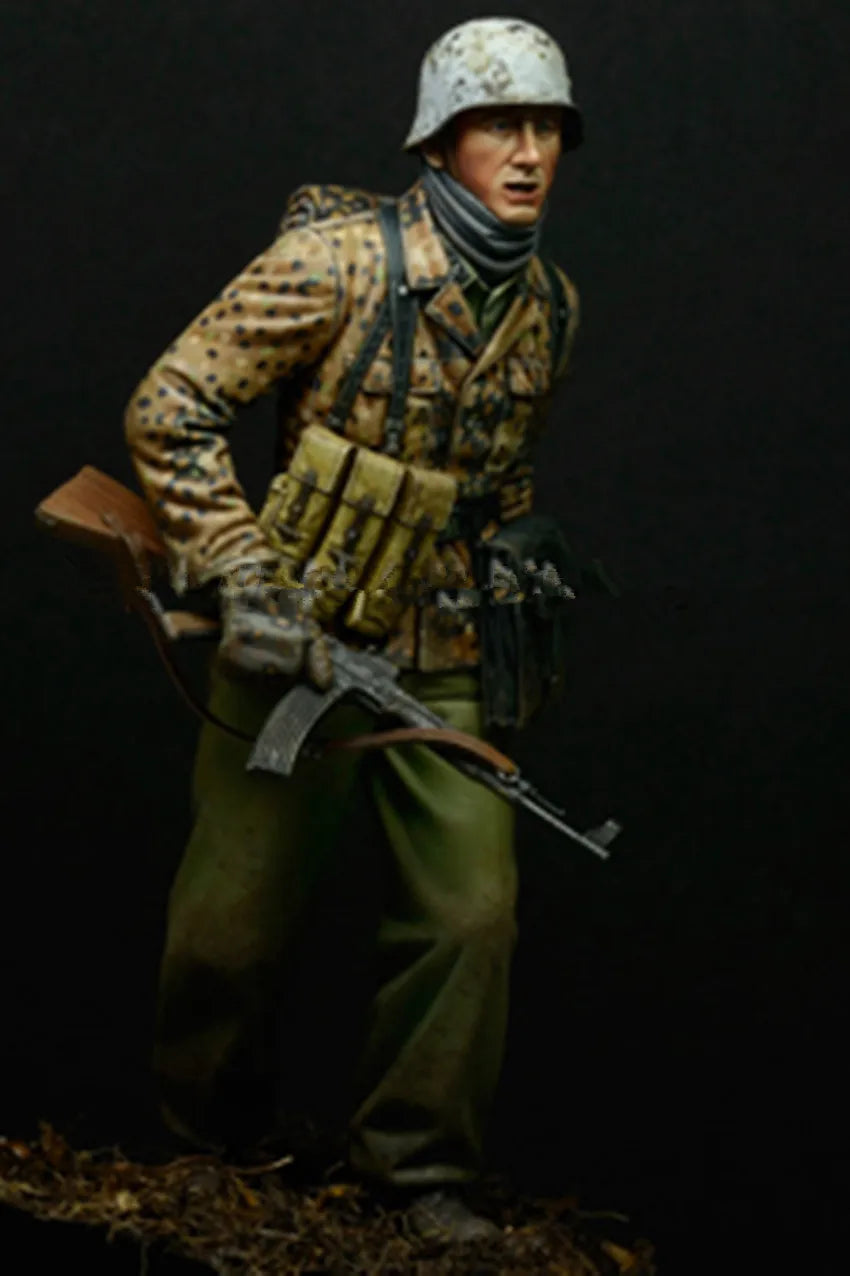 1/16 WWII German Soldier Advancing in Splinter Camouflage, Resin Model Figure Kit, Unassembled and Unpainted