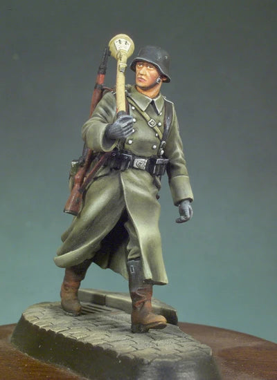 1/35 WWII German Anti-Tank Infantryman with Panzerfaust, Resin Model Figure Kit, Unassembled and Unpainted
