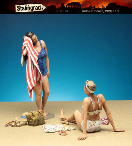 1/35 WWII Female Civilians on Beach, 2 Figures, Resin Model Figure Kit, Unassembled and Unpainted
