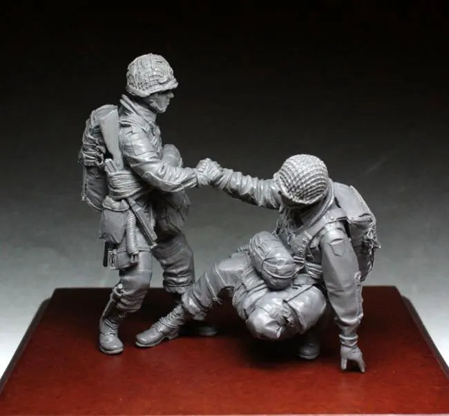 1/35 WWII US Paratroopers Assisting Wounded, 2 Figures, Resin Model Figure Kit, Unassembled and Unpainted