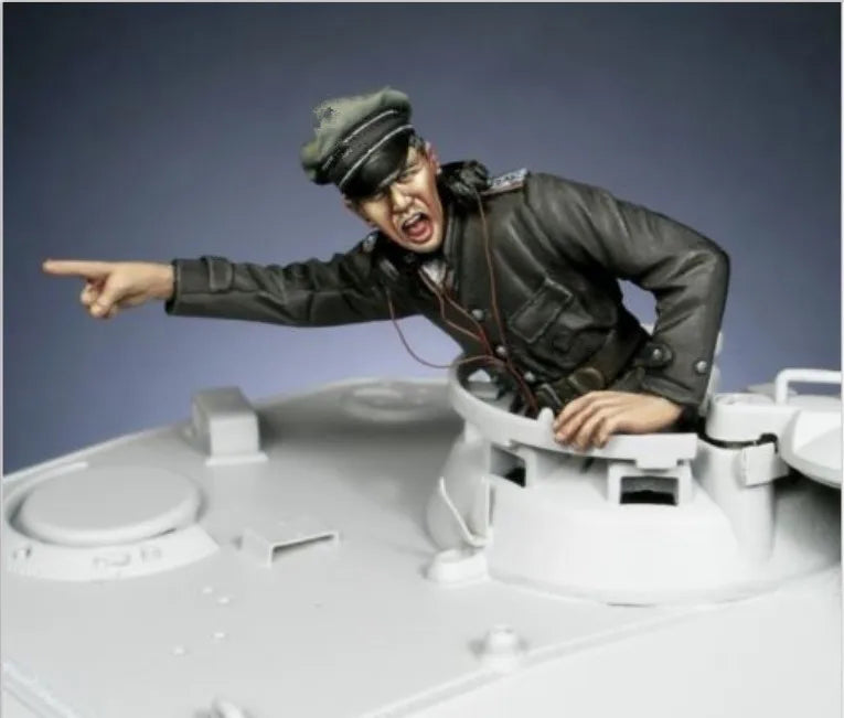 1/35 WWII German Officer in Black Leather Jacket Pointing, Resin Model Figure Kit, Unassembled and Unpainted