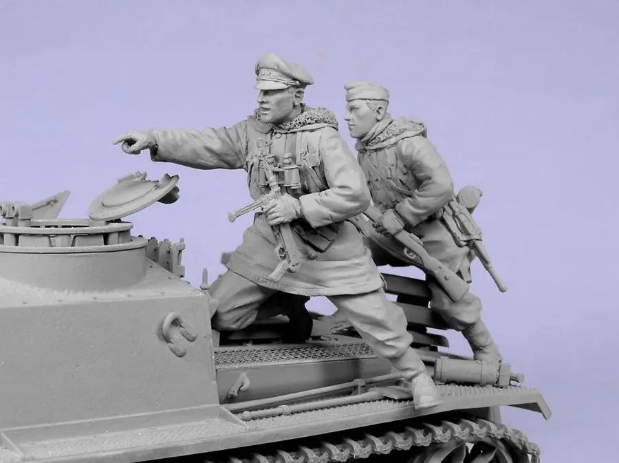 1/35 WWII German Tank Commander Pointing with Crew, 3 Figures, Resin Model Figure Kit, Unassembled and Unpainted