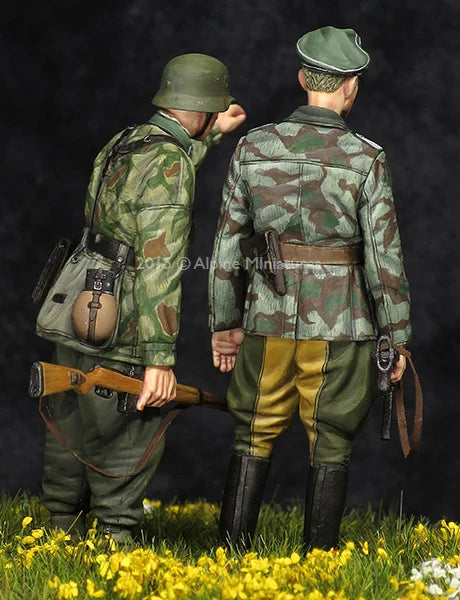 1/35 WWII German Officer with Combat Squad, 4 Figures, Resin Model Figure Kit, Unassembled and Unpainted