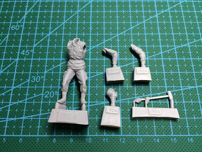 1/35 Modern Russian Tank Crew with Prone Combat Soldier, 3 Figures, Resin Model Figure Kit, Unassembled and Unpainted