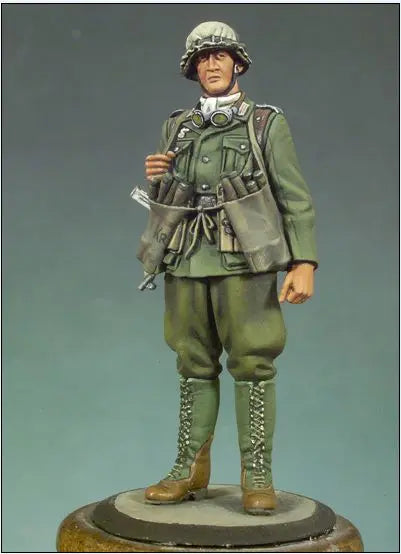 1/35 Soldiers with Grenades, Resin Model Figure Kit, Military Theme, Unassembled and Unpainted