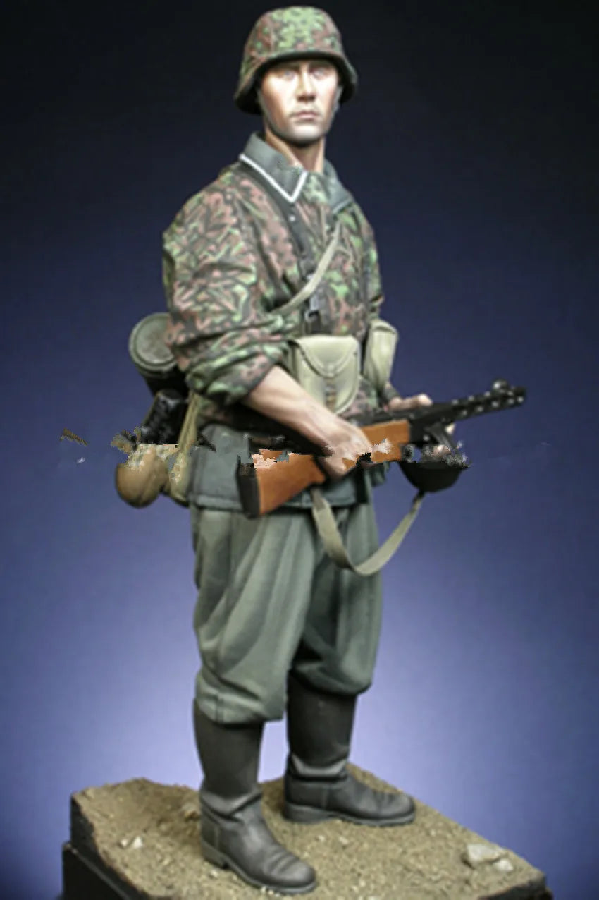 1/16 WWII German Infantryman in Splinter Camo with MP40, Resin Model Figure Kit, Unassembled and Unpainted