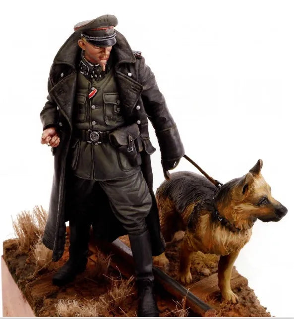 1/20 WWII German Soldier with Dog, Resin Model Figure Kit, Unassembled and Unpainted