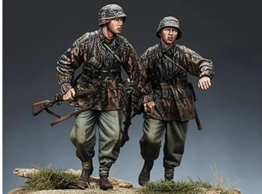 1/35 WWII German Infantrymen Advancing in Camouflage, 2 Figures, Resin Model Figure Kit, Unassembled and Unpainted