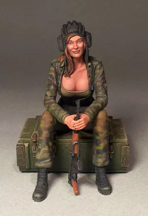 1/35 Modern Tank Girl, Resin Model Figure Kit, Unassembled and Unpainted