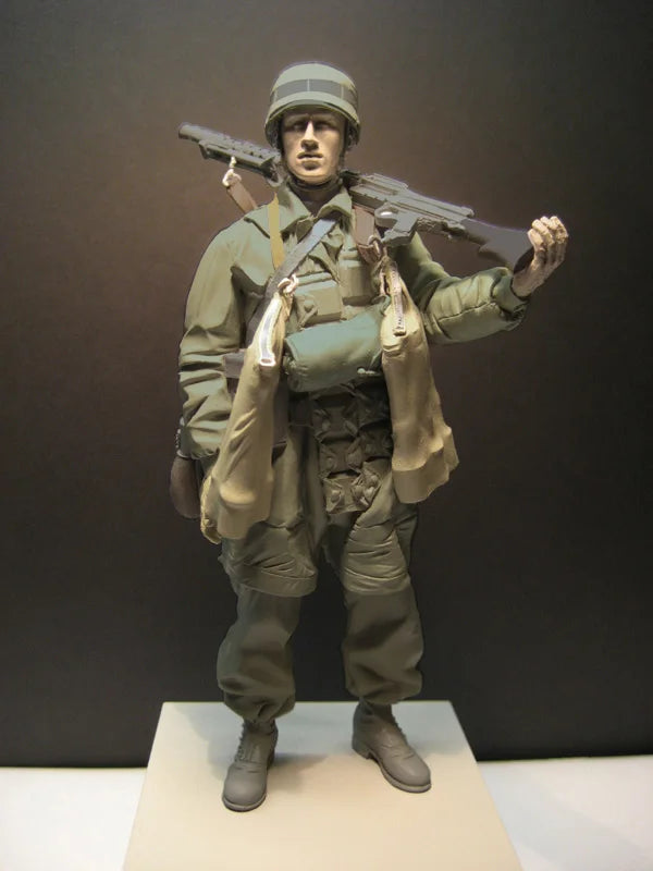 1/16 WWII German Infantryman Marching with Rifle, Resin Model Figure Kit, Unassembled and Unpainted