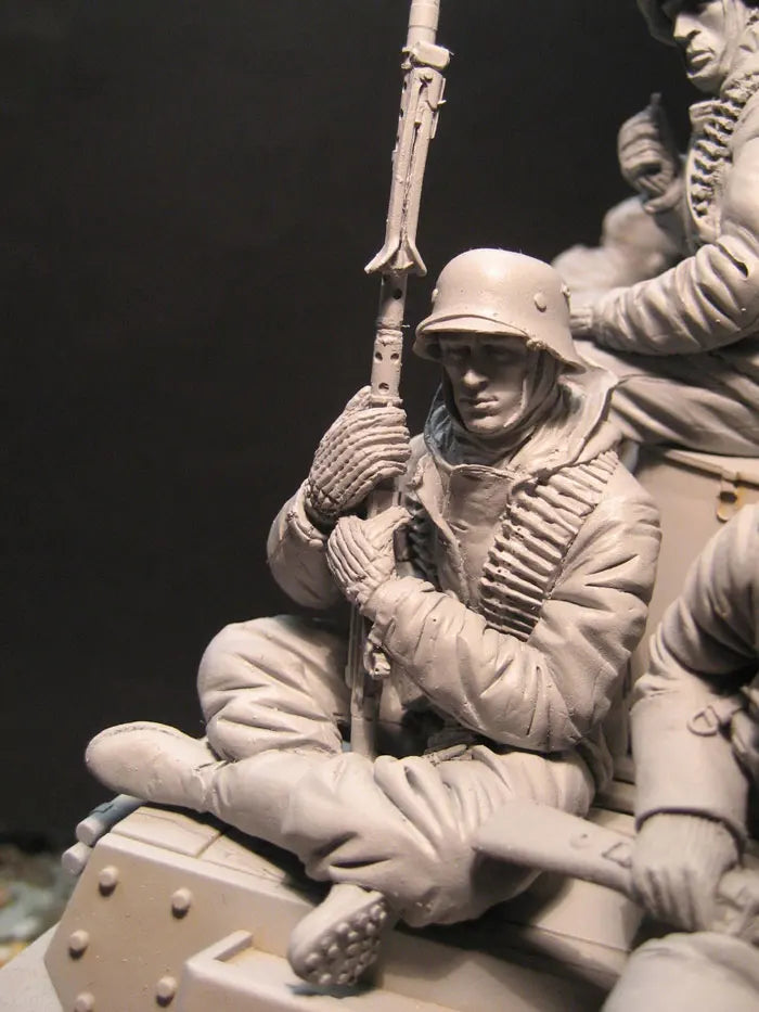 1/16 WWI Infantryman in Sitting Position with Bandoliers, Resin Model Figure Kit, Unassembled and Unpainted
