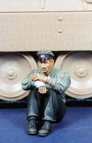 1/35 WWII German Panzer Tank with Crew, 4 Figures, Resin Model Vehicle Kit, Unassembled and Unpainted