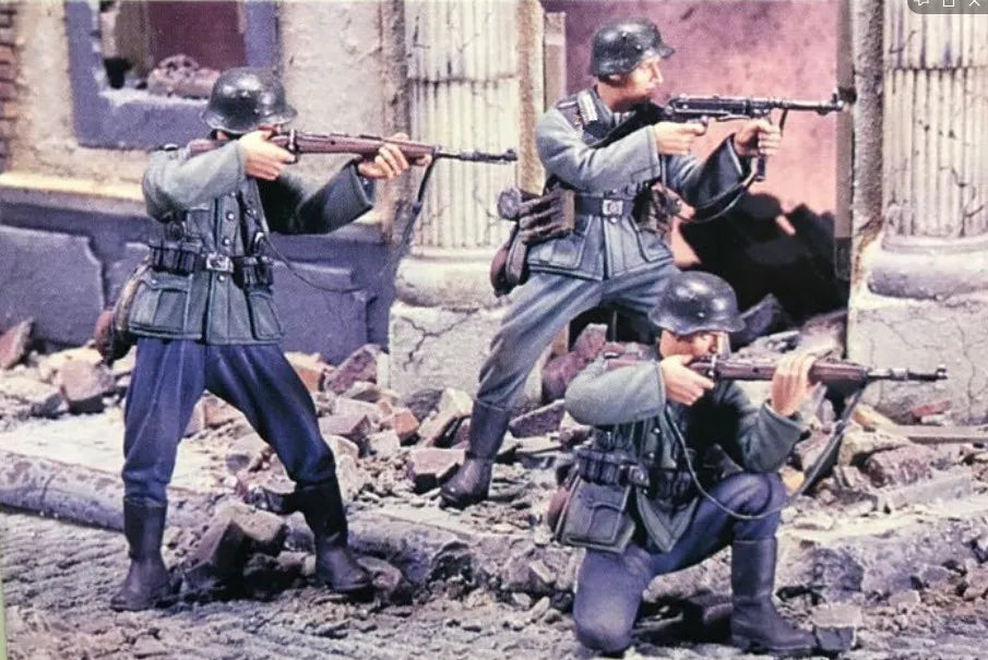 1/35 WWII German Soldiers Storming Ruins, Resin Model Figure Kit, Unassembled and Unpainted