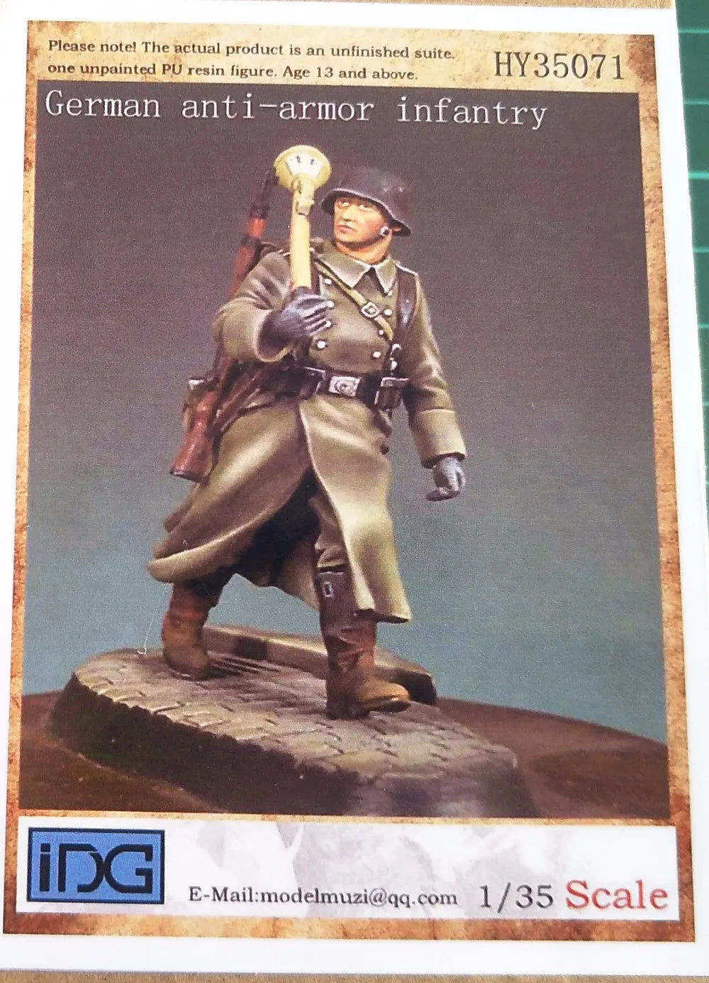 1/35 WWII German Anti-Tank Infantryman with Panzerfaust, Resin Model Figure Kit, Unassembled and Unpainted