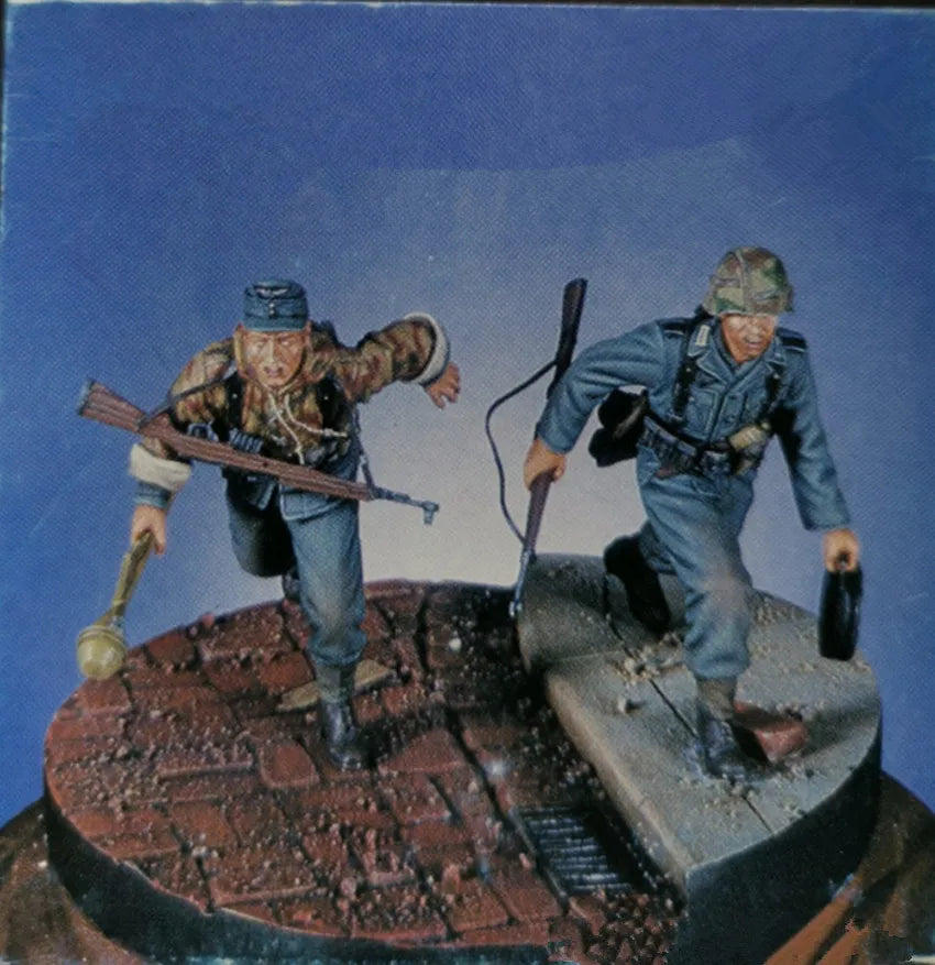 1/35 WWII German Infantry Assault with MP40 and Rifle, 2 Figures, Resin Model Figure Kit, Unassembled and Unpainted