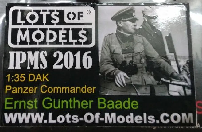 1/35 WWII German Panzer Commander with Binoculars, Resin Model Figure Kit, Unassembled and Unpainted