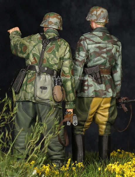 1/35 WWII German Officer with Combat Squad, 4 Figures, Resin Model Figure Kit, Unassembled and Unpainted
