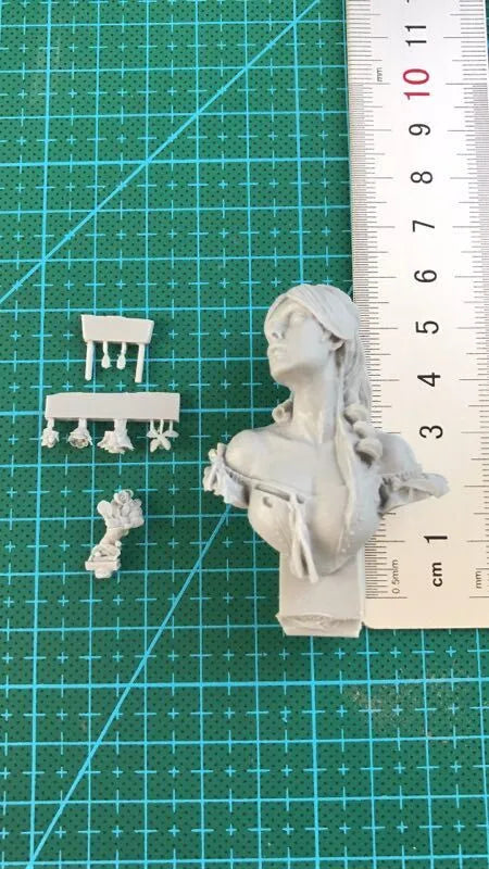 1/12 Red-Haired Woman with Ornate Floral Collar, Resin Model Bust Kit, Fantasy Theme, Unassembled and Unpainted