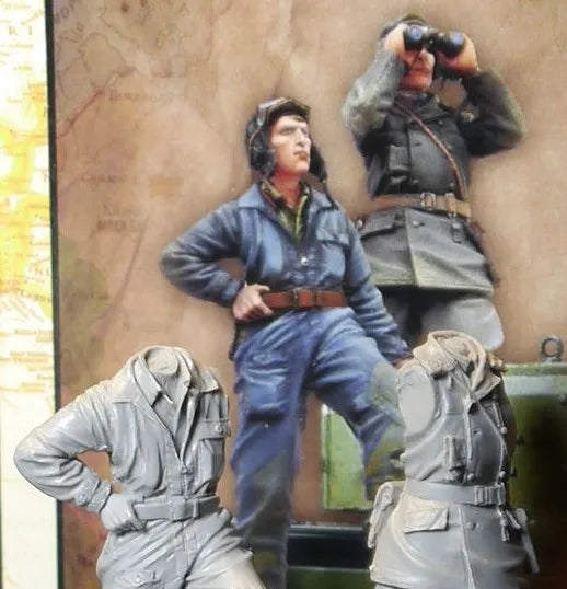 1/35 WWII Soviet Commanders, 2 Figures, Resin Model Figure Kit, Unassembled and Unpainted