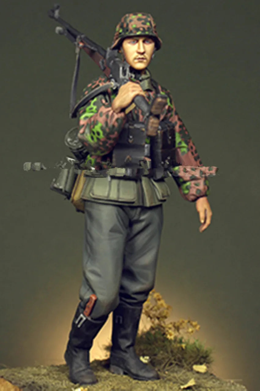 1/16 WWII German Infantry with Rifle and Gas Mask, Resin Model Figure Kit, Unassembled and Unpainted
