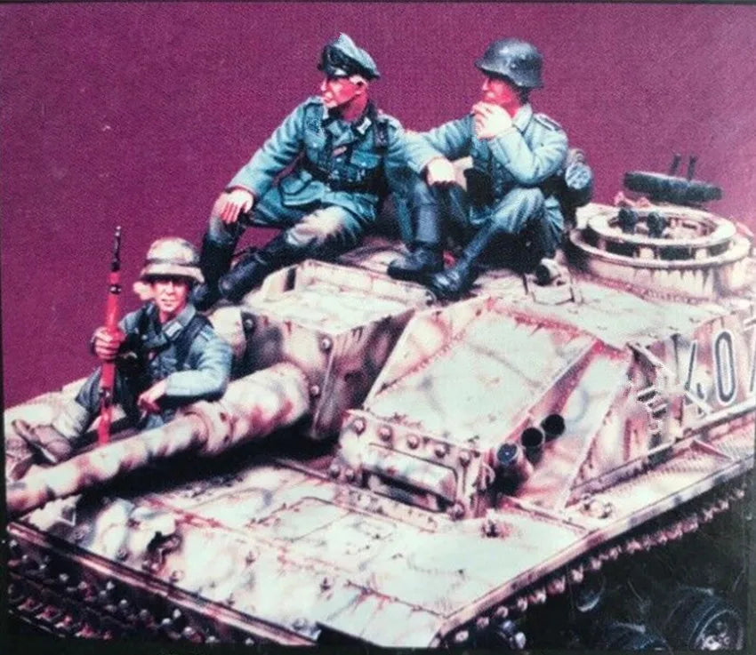 1/35 WWII Soldiers with Vehicle Base, 4 Figures, Resin Model Figure Kit, Unassembled and Unpainted
