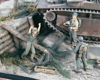 1/35 WWII US Marines & Japanese POW, 4 Figures, Resin Model Figure Kit, Unassembled and Unpainted