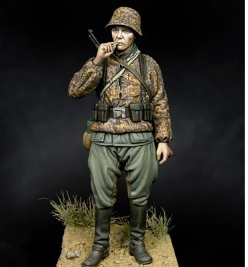 1/24 WWII German Infantry in Splinter Camouflage, Resin Model Figure Kit, Unassembled and Unpainted