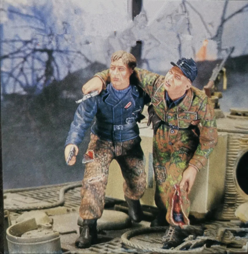 1/35 WWII German Luftwaffe Officer with Wehrmacht Soldier, 2 Figures, Resin Model Figure Kit, Unassembled and Unpainted