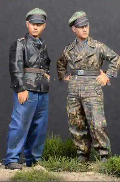 1/35 WWII German Panzer Mechanic and DAK Soldier, 2 Figures, Resin Model Figure Kit, Unassembled and Unpainted
