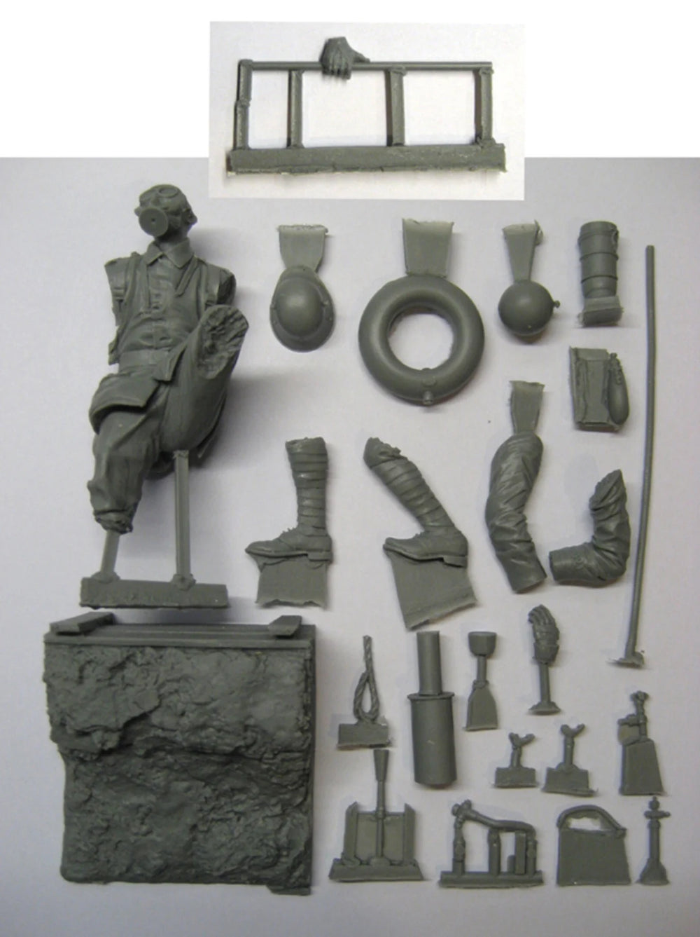 1/16 WWI British Soldier Climbing with Full Pack, Resin Model Figure Kit, Unassembled and Unpainted