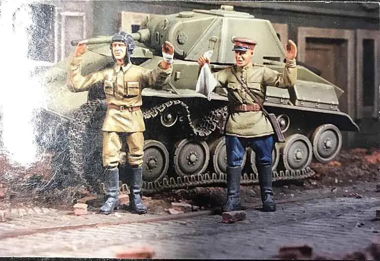 1/35 WWII Soviet Soldiers with Truck, 4 Figures, Resin Model Figure Kit, Unassembled and Unpainted