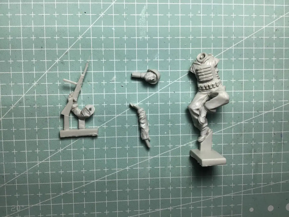 1/35 WWII German Soldier with Tank, Resin Model Figure Kit, Unassembled and Unpainted