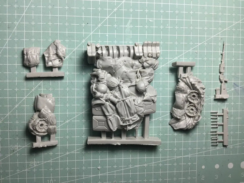 1/35 WWII With Tank and Soldiers, 5 Figures, Resin Model Diorama Kit, Unassembled and Unpainted