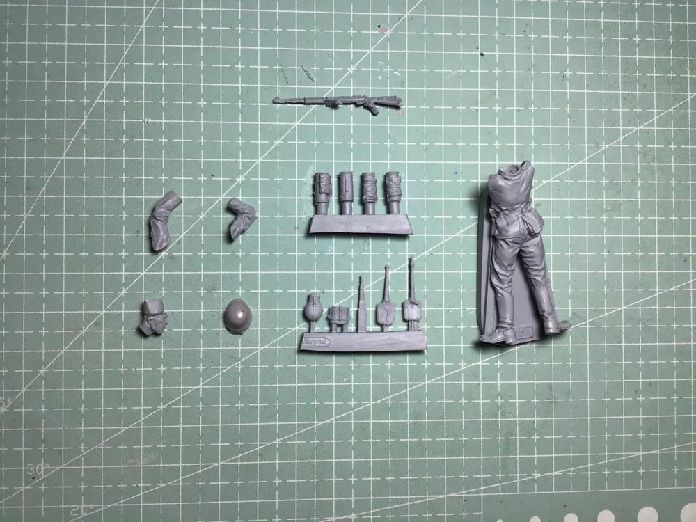 1/35 WWII German Soldier Prone Firing, Resin Model Figure Kit, Unassembled and Unpainted