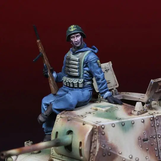 1/35 WWII German Soldier with Tank, Resin Model Figure Kit, Unassembled and Unpainted