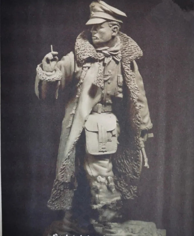 1/16 WWII Officer with Plumed Bicorne and Overcoat, Resin Model Figure Kit, Unassembled and Unpainted