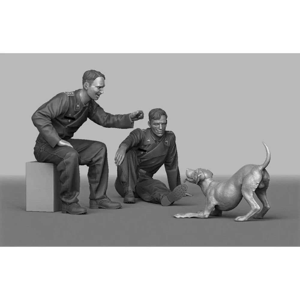 1/35 WWII Dog Handler & Soldiers, 4 Figures, Resin Model Figure Kit, Unassembled and Unpainted